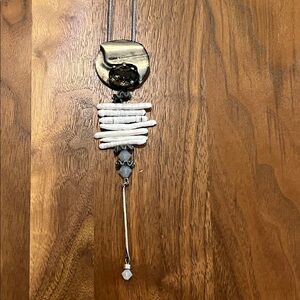 Elegant Silver & White Pendant Necklace – Vintage Kien